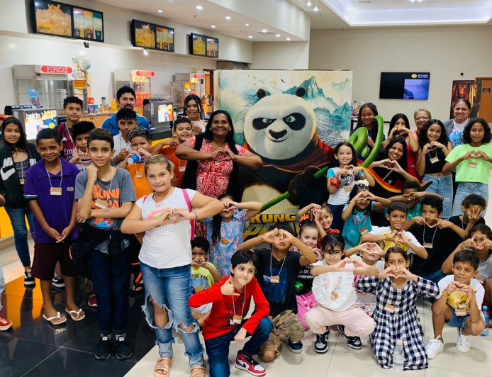 Com foco na socialização, projeto leva crianças do Cras Vida Nova pela primeira vez ao cinema