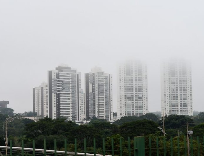 Frente fria avança sobre MS com chuva, ventos fortes e queda brusca de temperatura